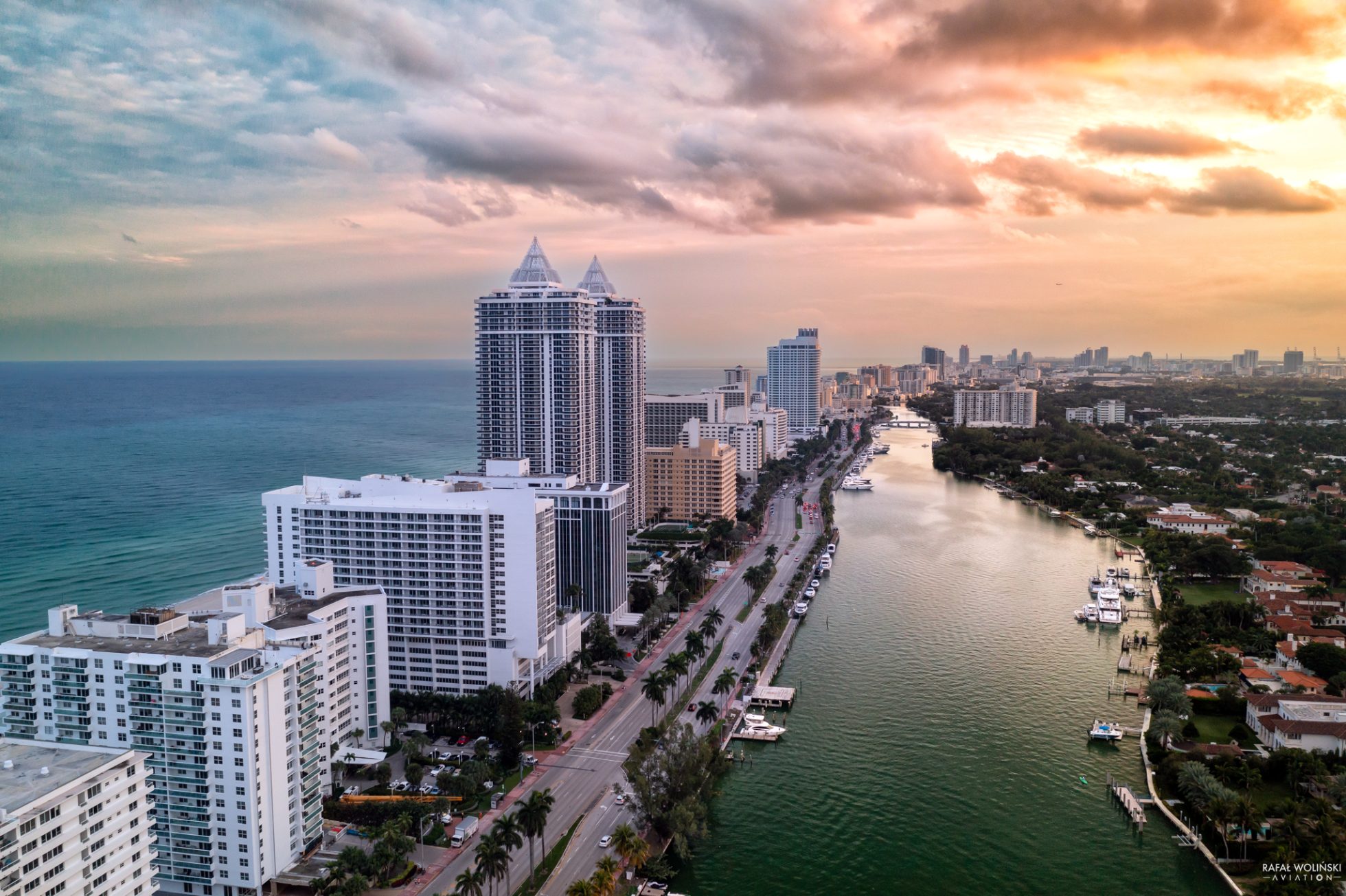 Miami Beach o zachodzie słońca - budynki położone wzdłuż wybrzeża oceanu 